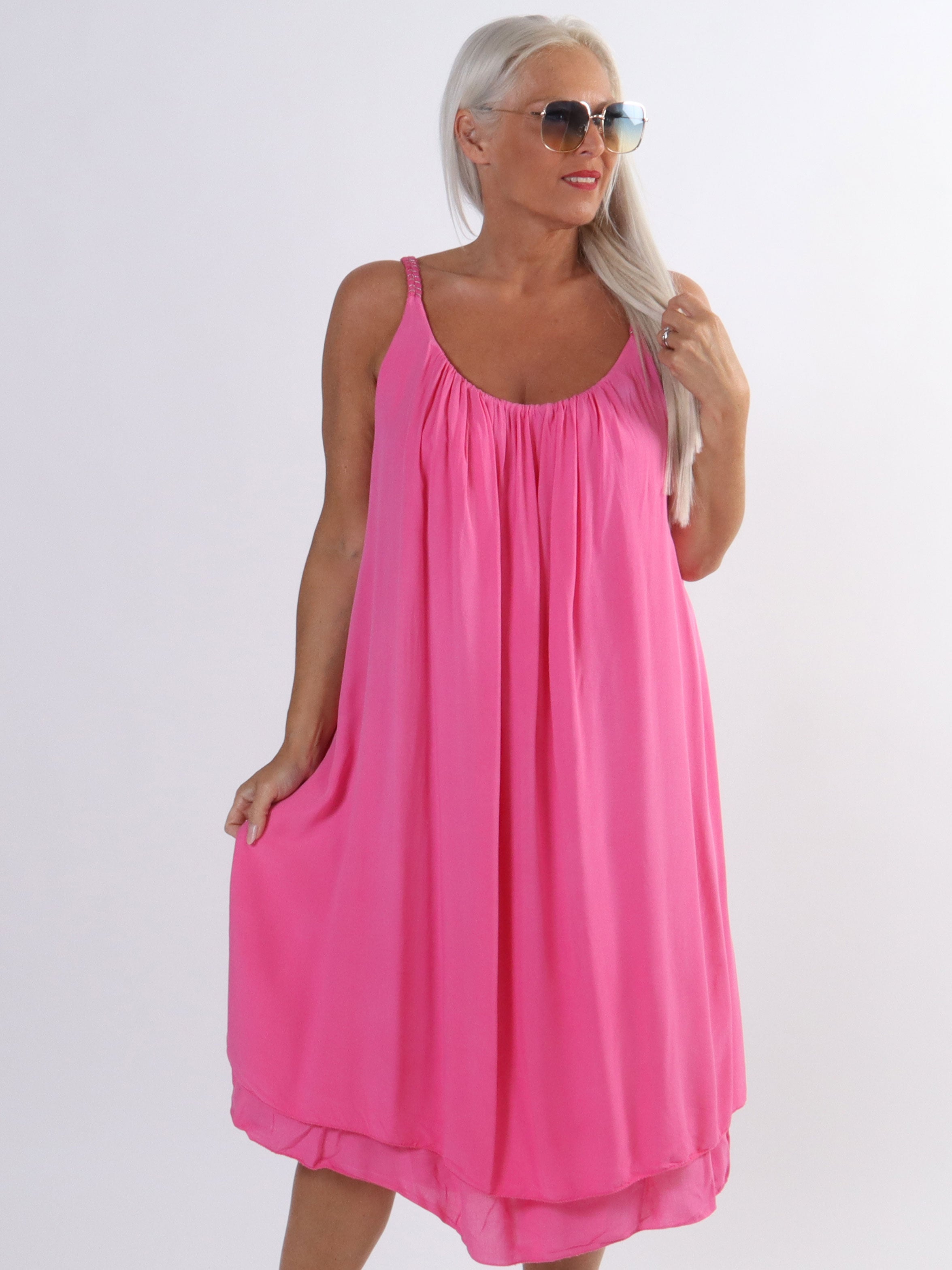 Asia Dress - Söt viskosklänning i plus size med flätade axelband